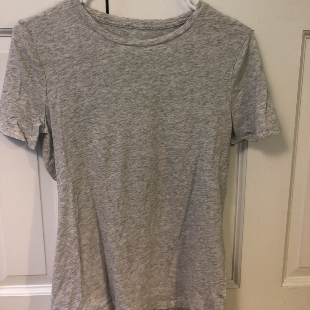 gray t-shirt ⚙️